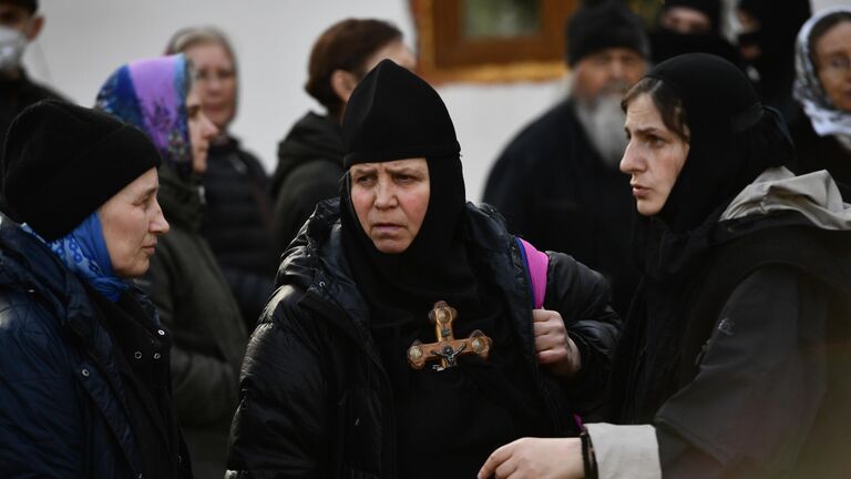 Верующие во время их выселения судебными приставами из Среднеуральского женского монастыря в Свердловской области