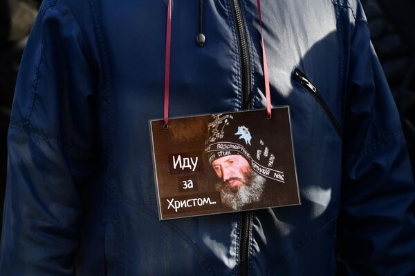 Сторонник схиигумена Сергия во время выселения судебными приставами из Среднеуральского женского монастыря в Свердловской области