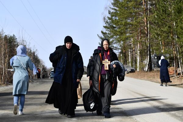 Верующие, выселенные судебными приставами из Среднеуральского женского монастыря в Свердловской области