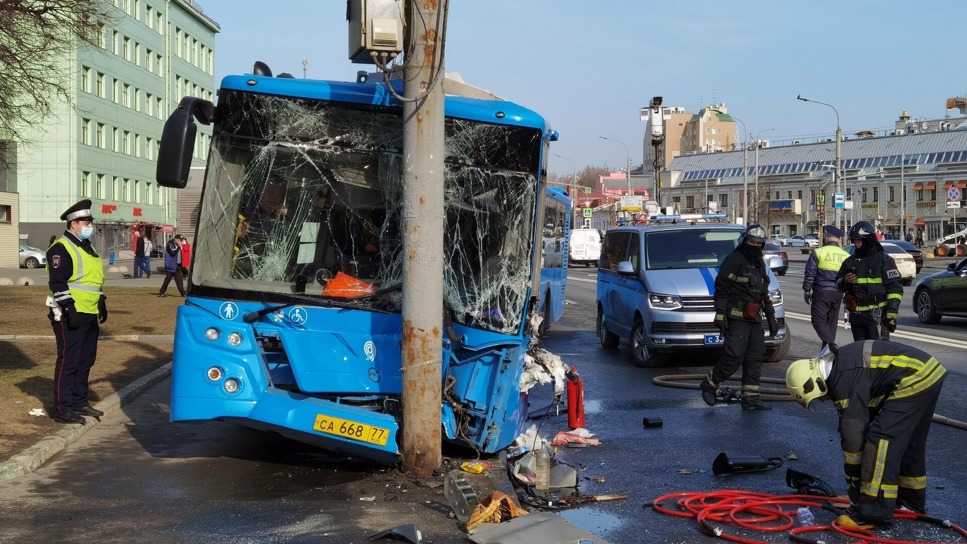 В Москве автобус врезался в мачту освещения, несколько человек пострадали -  РИА Новости, 14.04.2021