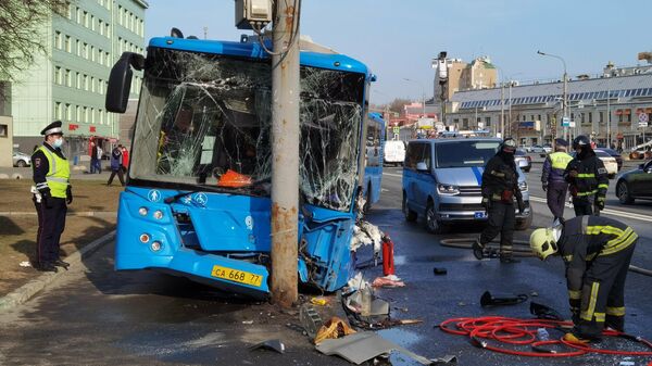 Последствия столкновения пассажирского автобуса с мачтой освещения на Марксистской улице в Москве