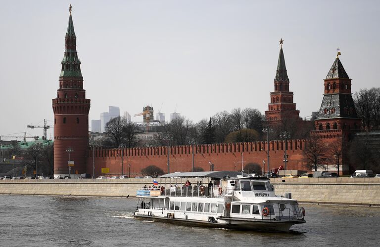 Теплоход у Кремлевской набережной на Москве-реке