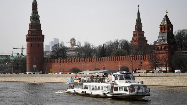 Теплоход у Кремлевской набережной на Москве-реке