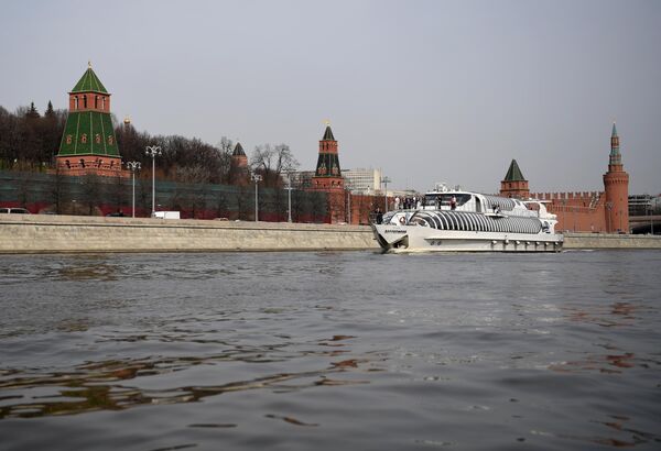 Теплоход у Кремлёвской набережной на Москве-реке