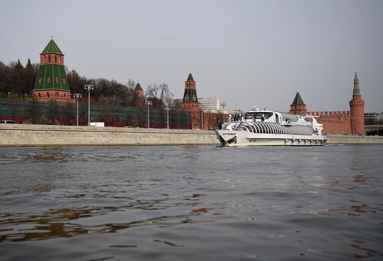 Теплоход у Кремлёвской набережной на Москве-реке