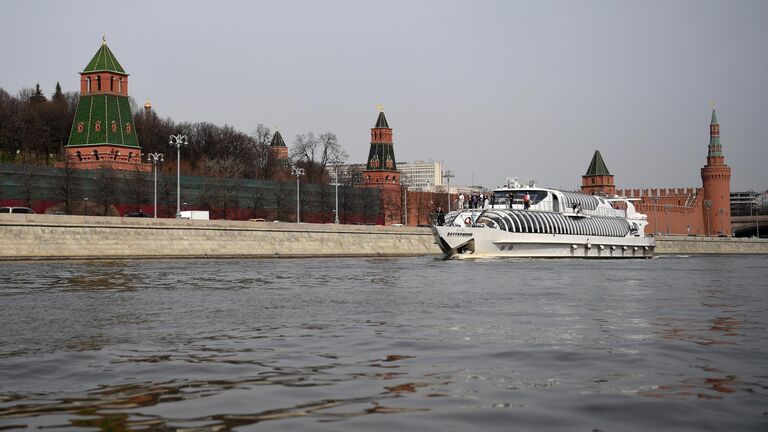 Теплоход у Кремлёвской набережной на Москве-реке