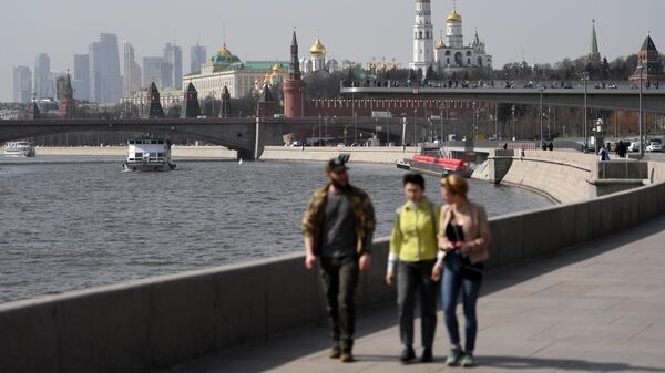 Прохожие на Москворецкой набережной и теплоходы на Москве-реке