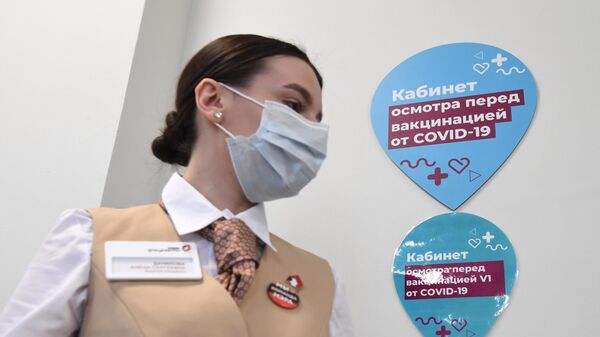 Работница МФЦ  в прививочном пункте вакцинации на ВДНХ в Москве