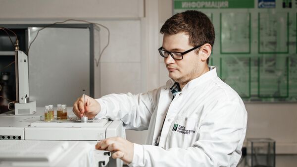Инженер-исследователь отделения химической инженерии ТПУ Илья Богданов работает с образцами топлива