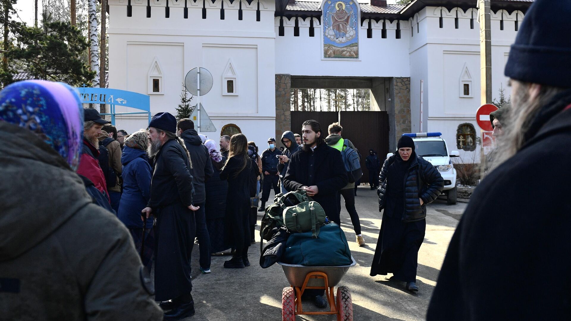 Ситуация у Среднеуральского женского монастыря в Свердловской области, где судебные приставы приступили к выселению его жителей - РИА Новости, 1920, 14.04.2021