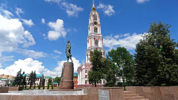 Памятник Зое Космодемьянской и колокольня Казанского монастыря в Тамбове
