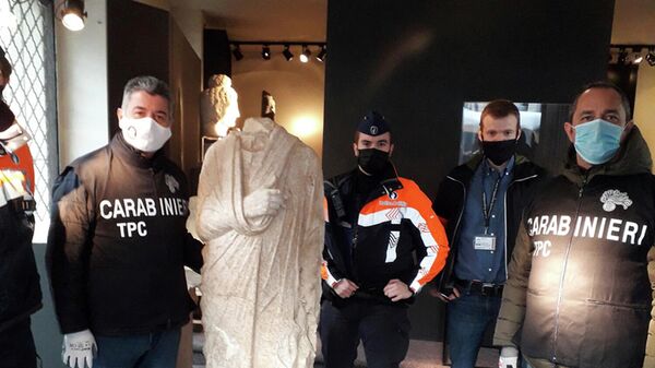 Итальянские карабинеры с древнеримской статуей, обнаруженной в антикварном магазине в Брюсселе