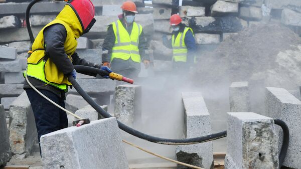 Пескоструйная обработка гранита перед началом его реставрации на территории строительной компании Лазурит в Троицке