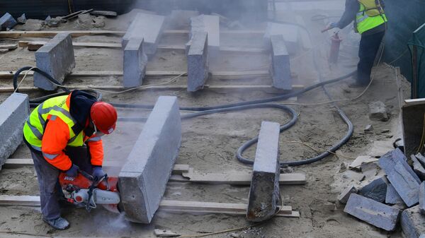 Рабочие во время реставрации гранита с Большого Каменного моста на территории строительной компании Лазурит в Троицке