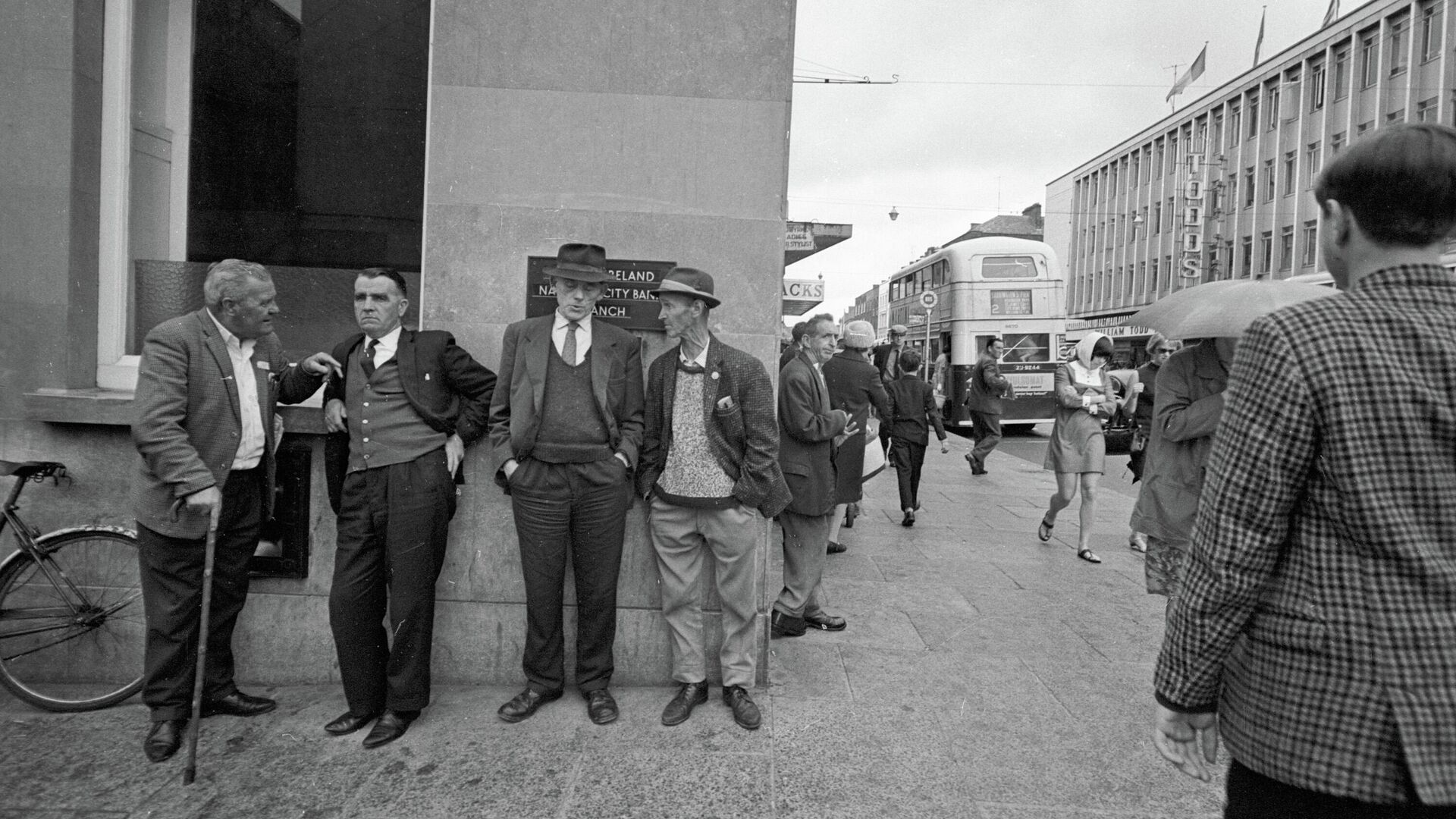 Мужчины города Лимерик на одной из улиц. - РИА Новости, 1920, 15.04.2021