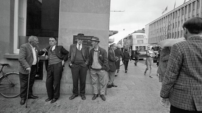 Мужчины города Лимерик на одной из улиц.