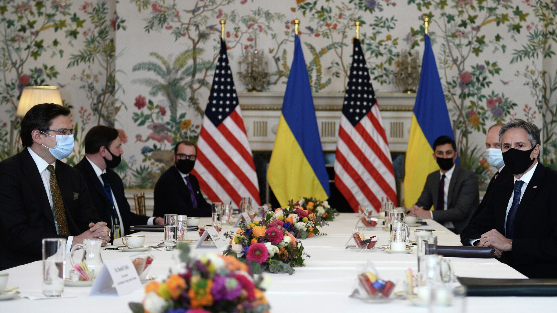 Министр иностранных дел Украины Дмитрий Кулеба во время встречи с госсекретарем США Энтони Блинкеном в Брюсселе - РИА Новости, 1920, 22.04.2021