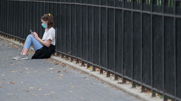 Девушка в защитной маске на улице