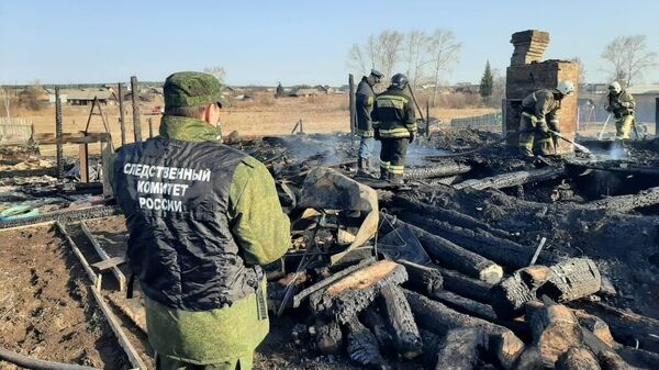 Следователи на месте пожара в частном доме в селе Бызово, Урал