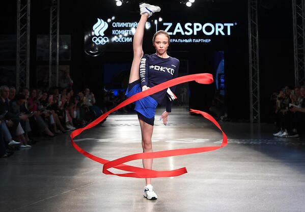 Модель демонстрирует одежду из новой коллекции официальной формы российских спортсменов для Олимпийских игр в Токио бренда Zasport в павильоне Космос