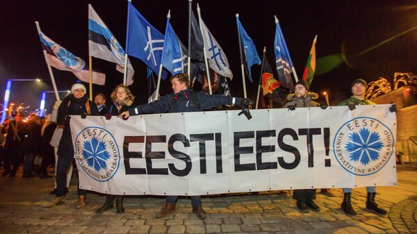 Участники марша в честь Дня независимости, организованного правящей крайне правой партией Консервативная народная партия Эстонии (EKRE)