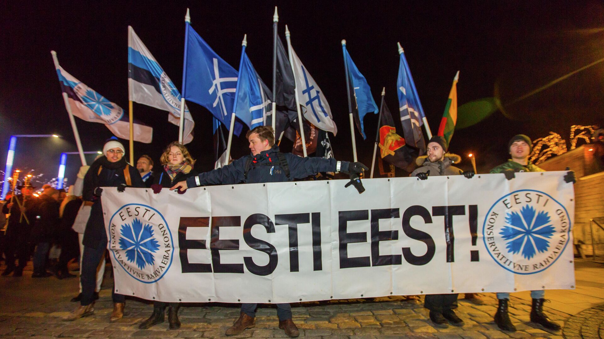 Участники марша в честь Дня независимости, организованного правящей крайне правой партией Консервативная народная партия Эстонии (EKRE) - РИА Новости, 1920, 16.04.2021