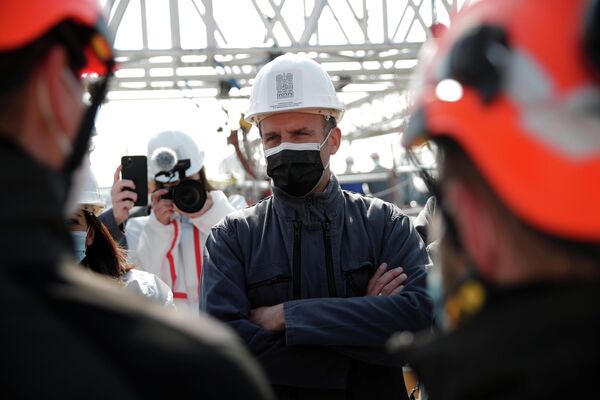 Президент Франции Эммануэль Макрон  во время посещения участка реконструкции крыши собора Парижской Богоматери