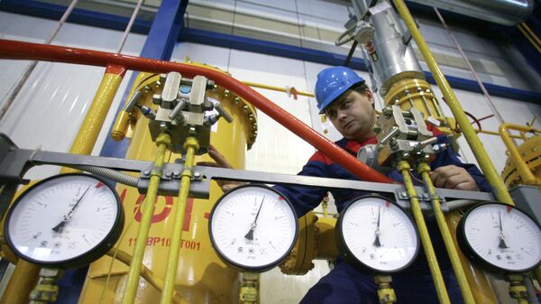 Работник Калининградской ТЭЦ-2 стоит у монометров в машинном зале