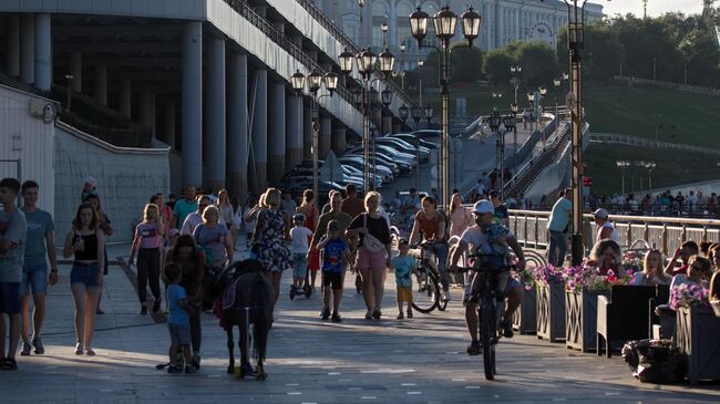 Горожане прогуливаются по набережной реки Туры в Тюмени