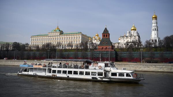 Теплоход у Кремлёвской набережной на Москве-реке 