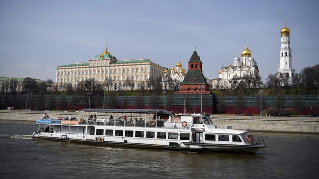 Теплоход у Кремлёвской набережной на Москве-реке