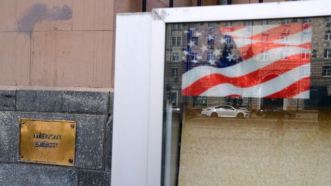 Табличка на здании посольства США в Москве