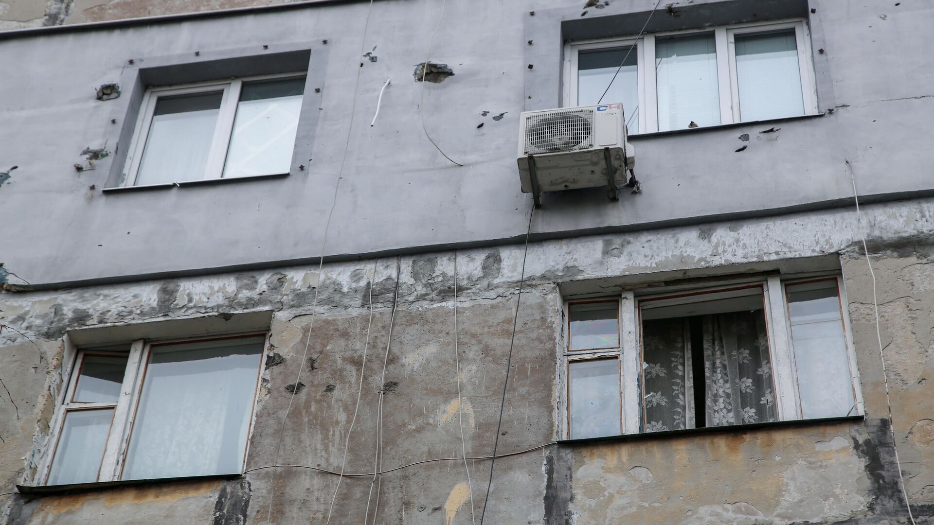 Следы от осколков снаряда на стене жилого дома в Киевском районе Донецка - РИА Новости, 1920, 19.04.2021