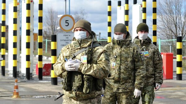 Украинские пограничники на КПП Гоптовка на границе России и Украины