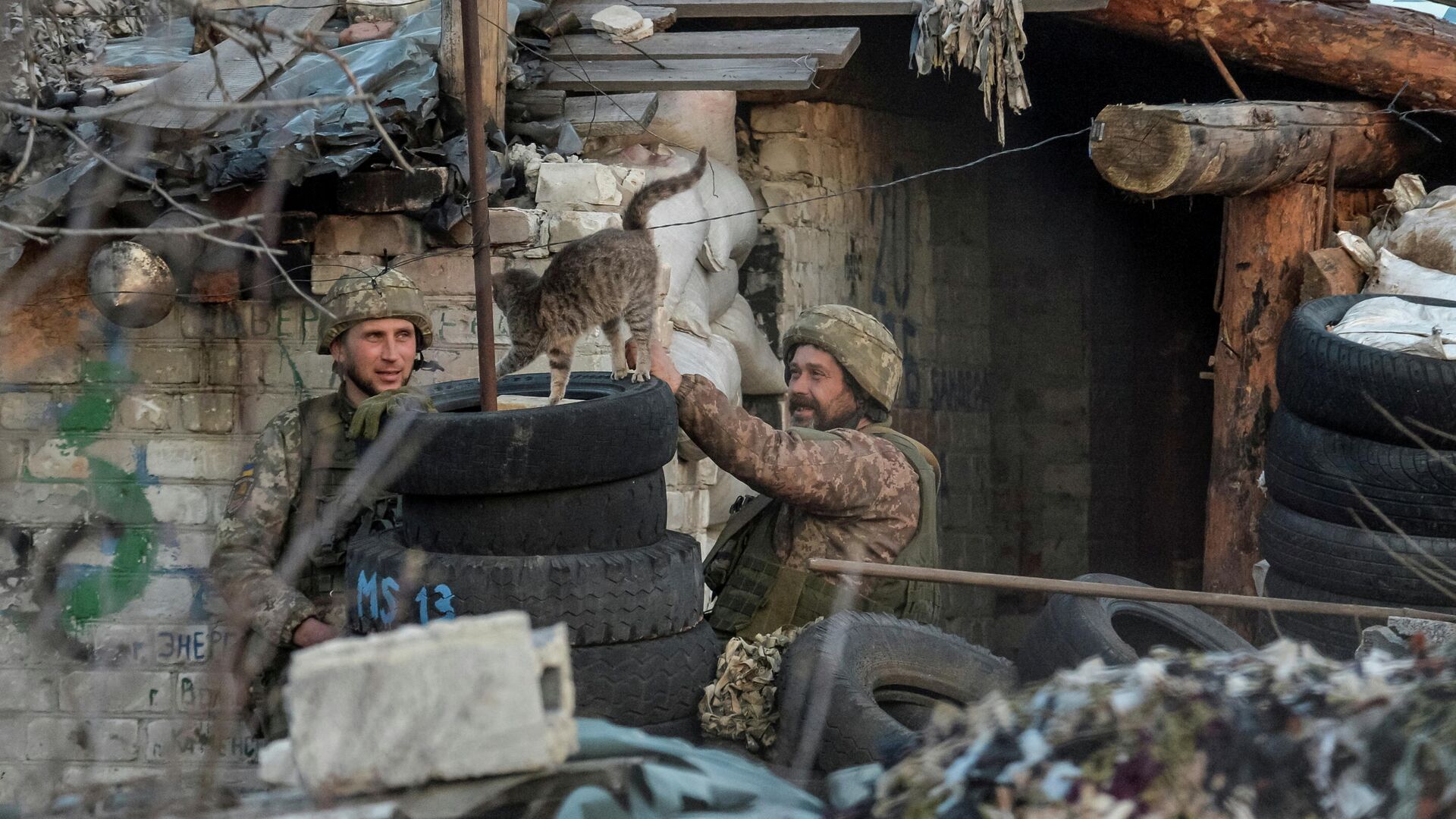 Украинские военнослужащие на линии разделения недалеко от Донецка - РИА Новости, 1920, 18.04.2021