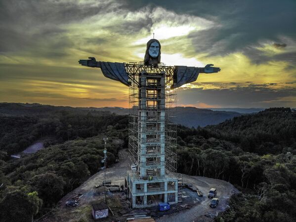 Новая статуя Христа-Искупителя в городе Энкантадо, Бразилия