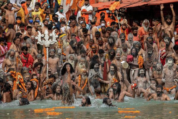 Нага садху купаются в реке Ганг во время Кумбха Мела в Харидваре, Индия