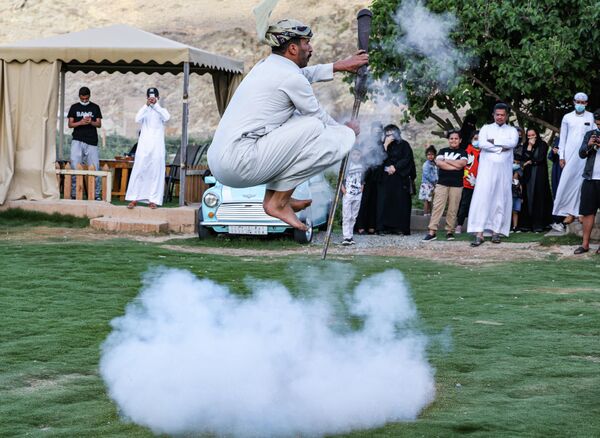 Саудовский танцор исполняет традиционный танец народа Тайфа в Эр-Рияда