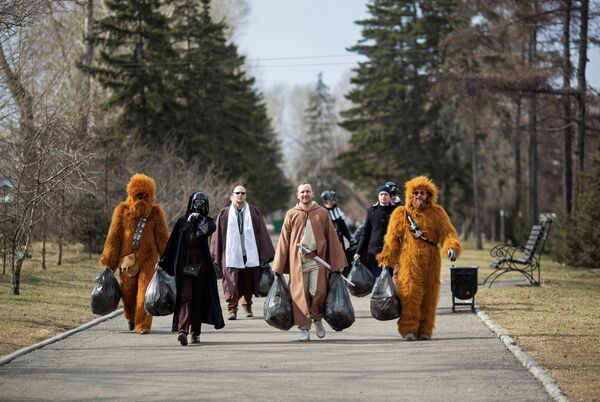 Волонтеры, одетые как персонажи Звездных войн во время уличной уборки Иркутске, Россия. 12 апреля 2021 года