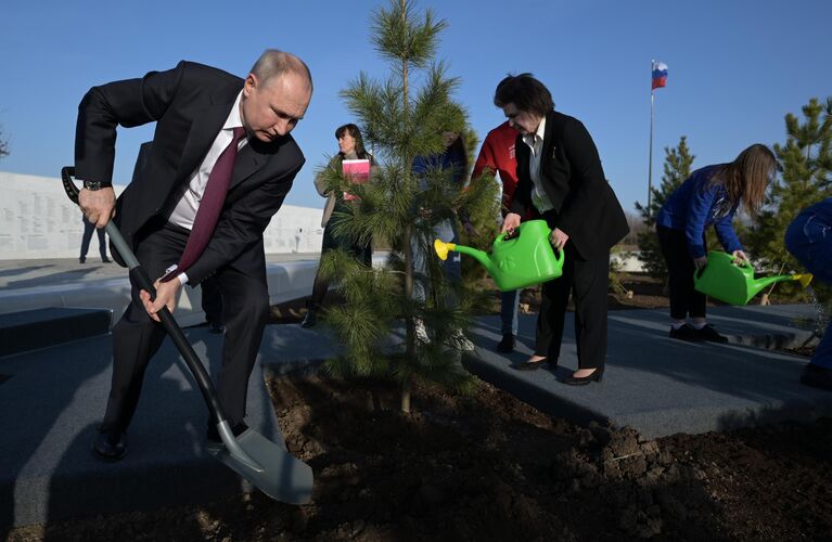 Президент РФ Владимир Путин принимает участие в высадке кедров на Аллее космонавтов во время посещения в День космонавтики музейного комплекса Парк покорителей космоса на месте приземления Ю. А. Гагарина в Саратовской области