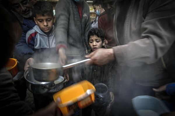 Раздача супа нуждающимся во время мусульманского поста Рамадан в городе Газа