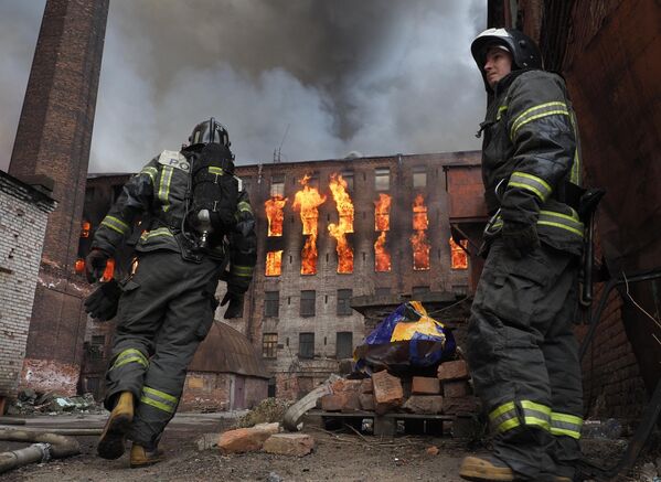 Пожар в здании фабрики Невская мануфактура на Октябрьской набережной в Санкт-Петербурге.