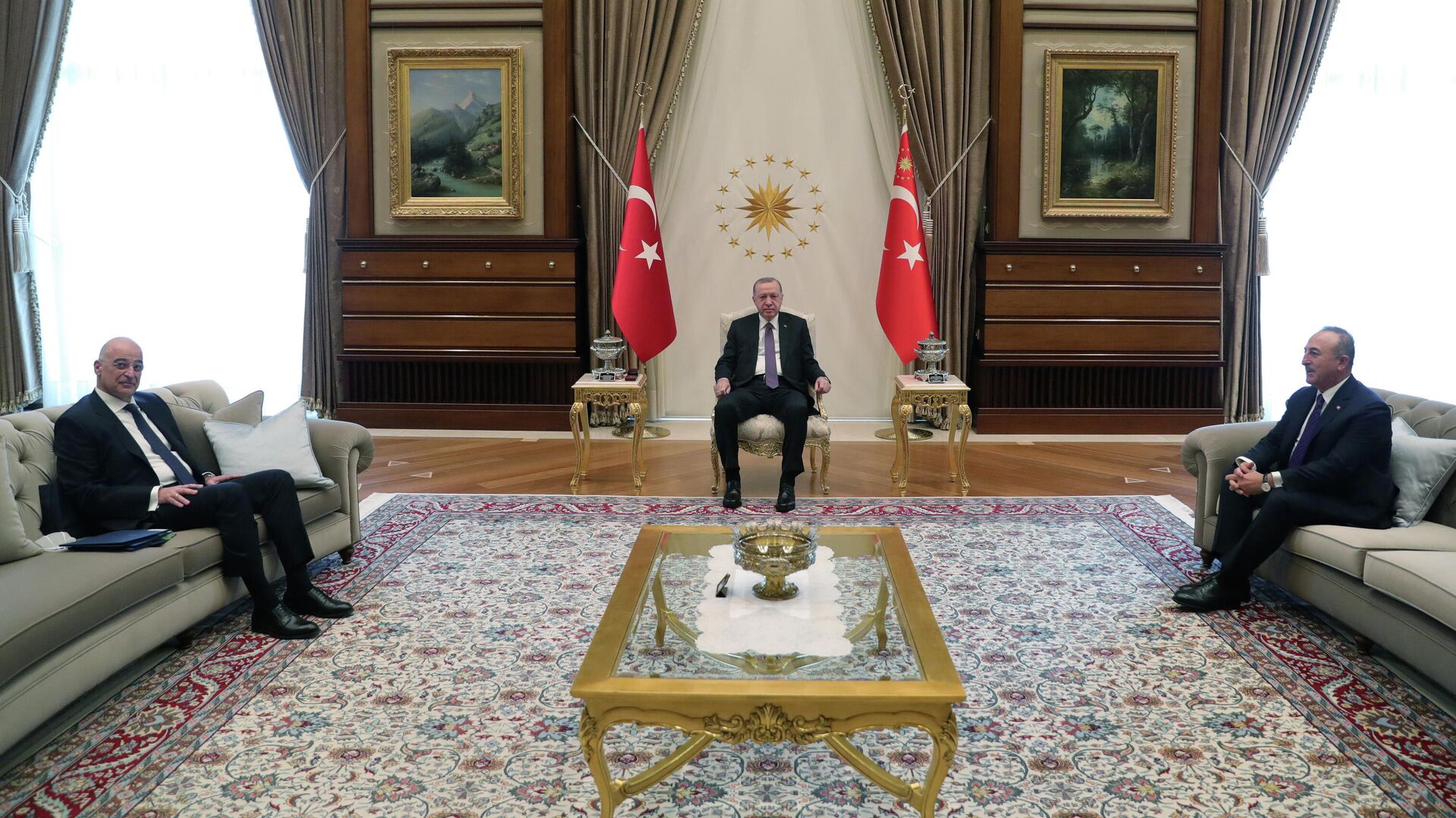 Президент Турции Тайип Эрдоган, министр иностранных дел Турции Мевлута Чавушоглу и министр иностранных дел Греции Никос Дендиас во время встречи в Анкаре - РИА Новости, 1920, 15.04.2021