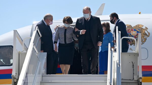 Президент Армении Армен Саркисян с супругой Нуне на церемонии встречи в международном аэропорту им. Шота Руставели в Тбилиси