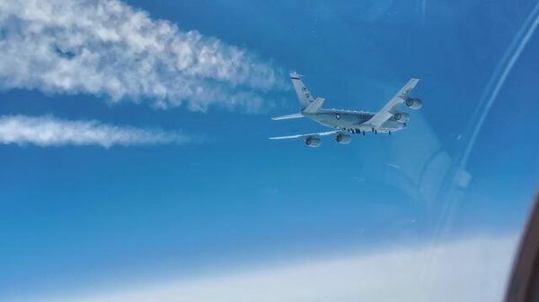 Перехват американского самолета-разведчика над Тихим океаном: видео Минобороны РФ