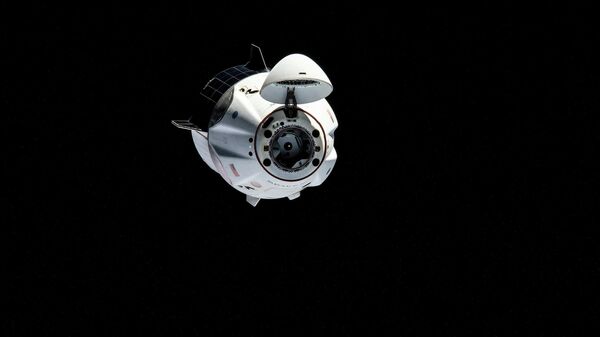 SpaceX Crew Dragon маневрирует в направлении Международной космической станции 