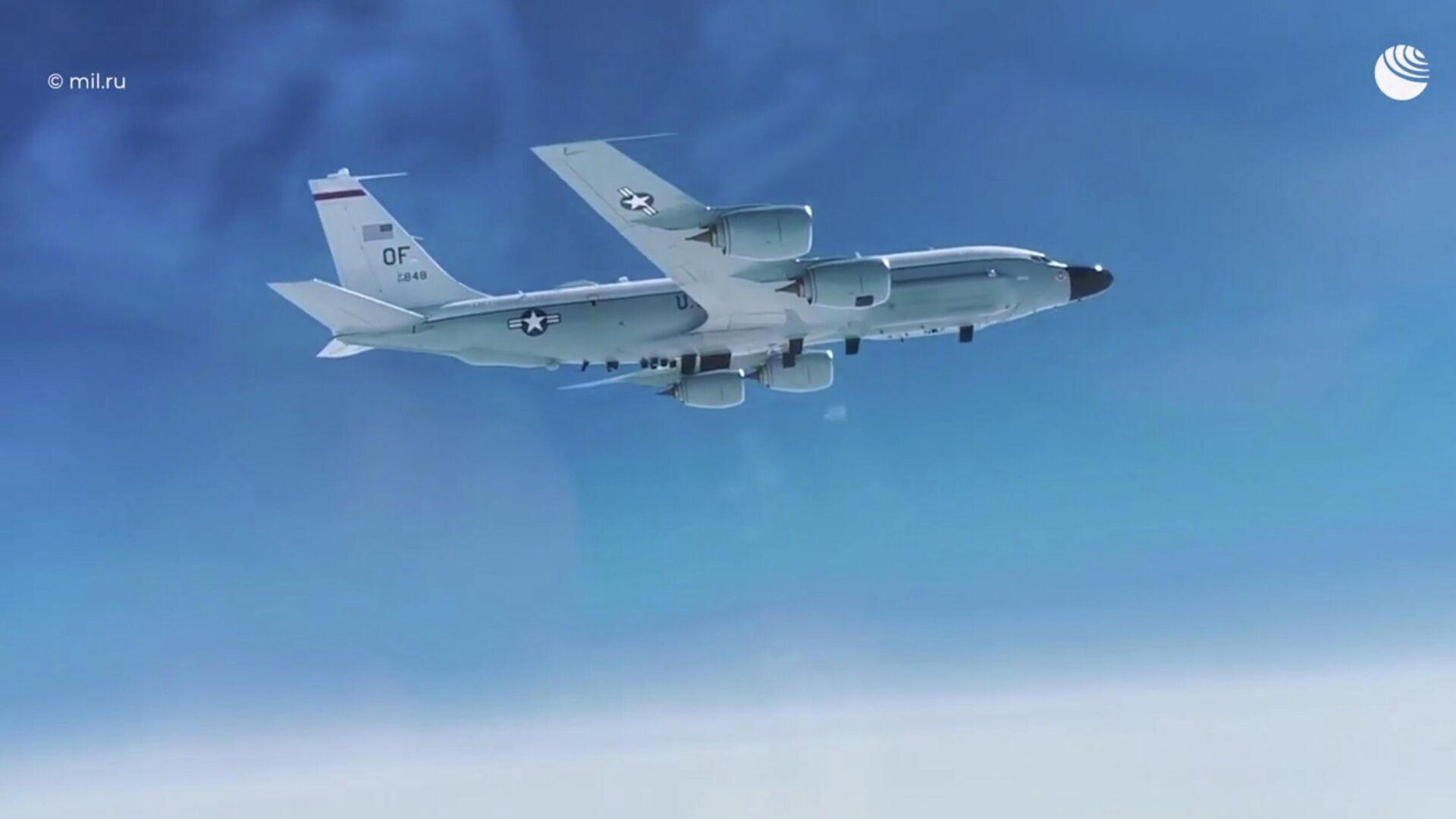 Кадр перехвата разведывательного самолета RC-135 ВВС США над Тихим океаном - РИА Новости, 1920, 04.12.2021