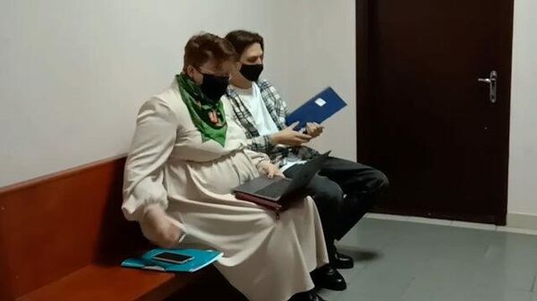 Певец Тима Белорусских с адвокатом в здании суда 