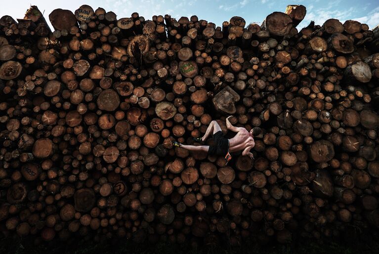 Log Pile Bouldering фотографа Adam Prett, занявшего первое место в категории Спорт. Одиночные фото в фотоконкурсе World Press Photo