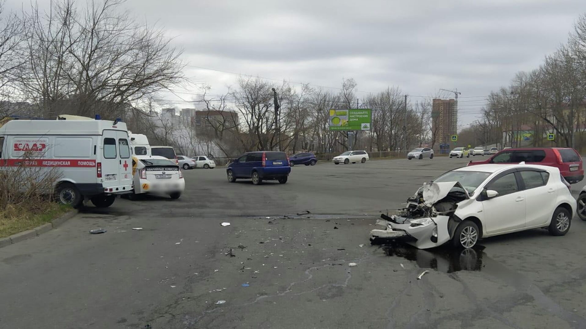 ДТП на улице Спортивной во Владивостоке с участием автомобиля скорой помощи - РИА Новости, 1920, 16.04.2021